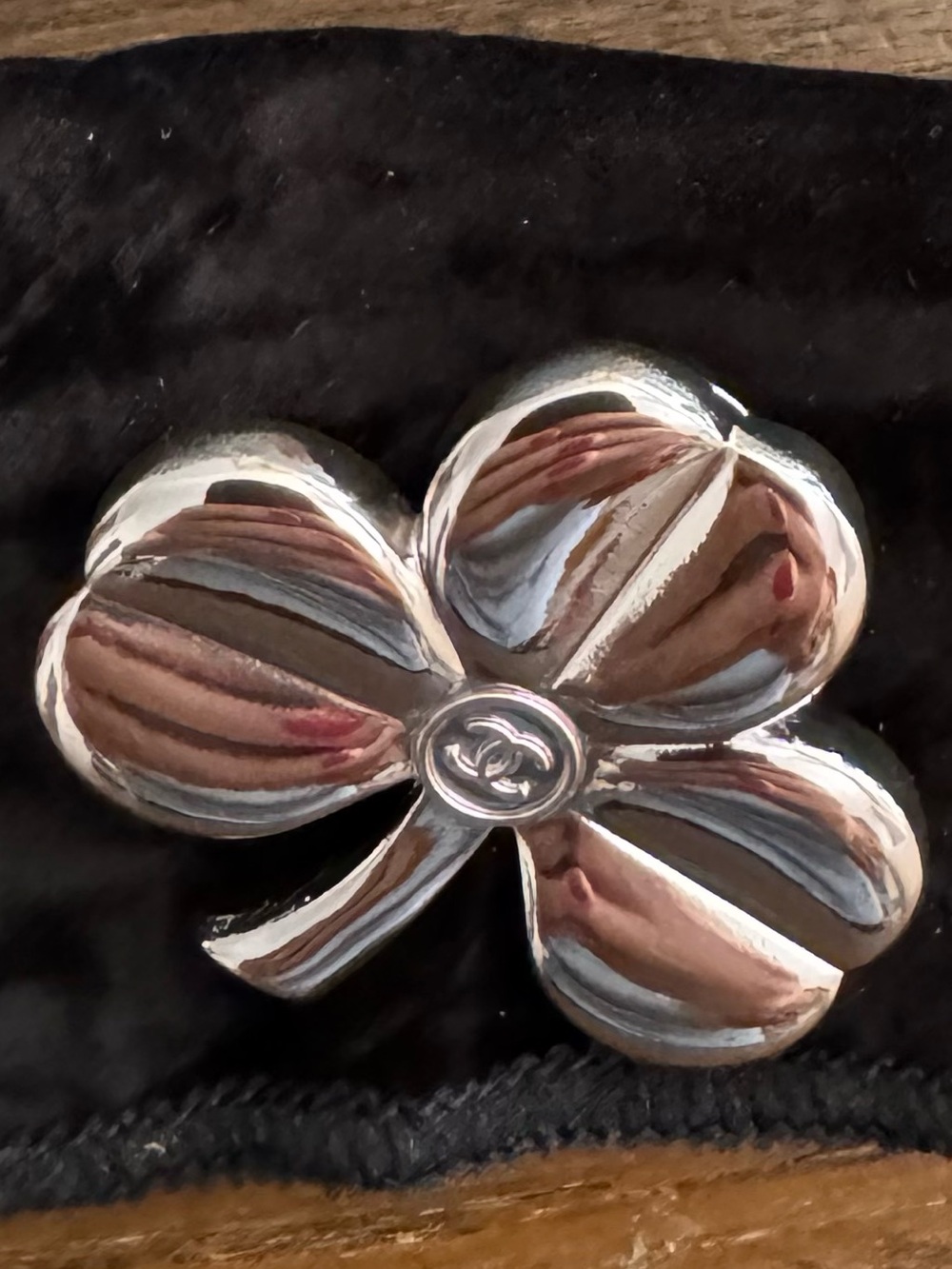 CHANEL Silver Four-Leaf Clover Pin brooch and mascara sample - Picture 2 of 5